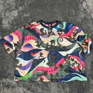 Nike Cropped Graphic Tee Size Medium